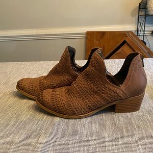 Journee Signature 8.5 cute brown booties!